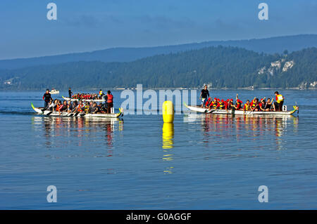 Drachenboote auf See Lac de Joux, Schweiz Stockfoto