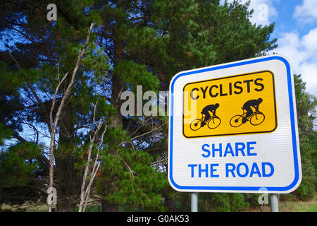 Radfahrern teilen das Schild neben einer Straße im Land. Stockfoto