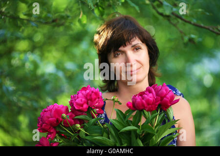 Frau in einem Garten mit Haufen von Blumen-soft-Fokus Stockfoto