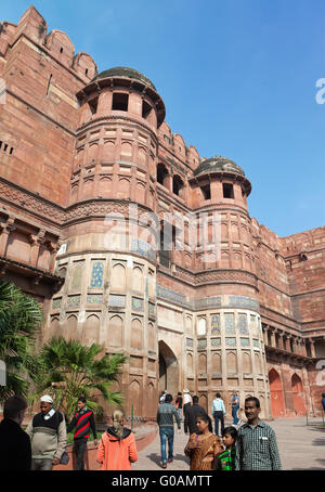 Eine Menge von Touristen besuchen Sie Red Fort Agra im Januar Stockfoto