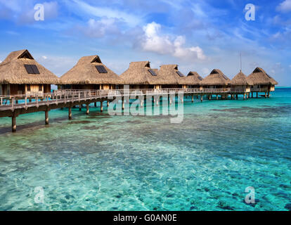 Typische polynesische Landschaft - kleine Häuser auf wate Stockfoto