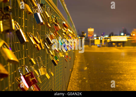 Liebe-Sperren auf einer Brücke entlang in Hamburg Stockfoto