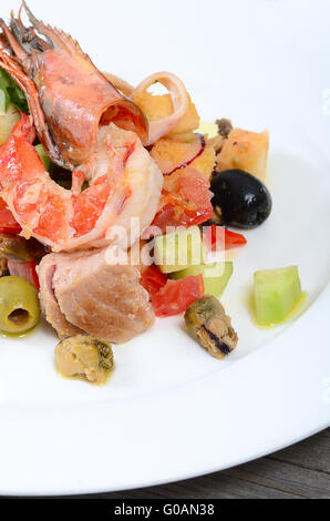 Salat mit Meeresfrüchten mit einem Tintenfisch, Thunfisch Filet, Fleisch der Muscheln Stockfoto