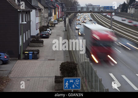 Verkehr auf der Autobahn A 40, Essen, Deutschland Stockfoto