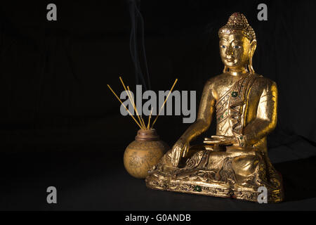 Buddah mit Räucherstäbchen Stockfoto