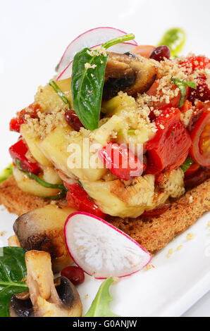 Salat aus gebackenen Auberginen und Paprika mit Pilzen gegrilltem Brot Stockfoto