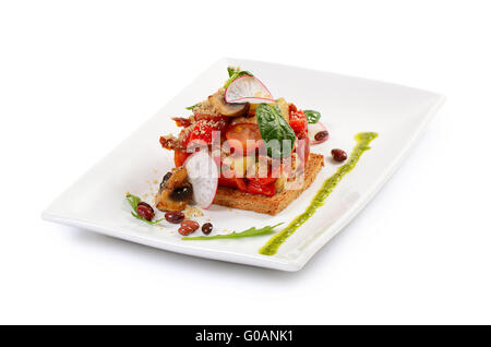 Salat aus gebackenen Auberginen und Paprika mit Pilzen gegrilltem Brot Stockfoto