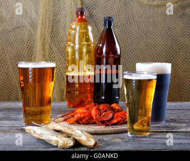 Helles und dunkles Bier mit Flusskrebsen und getrockneter Fisch Stockfoto