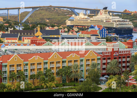 Schiff angedockt im Hafen Curacao Niederländische Antillen Stockfoto