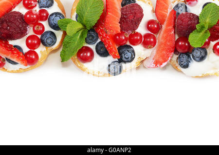 Windbeutel mit Beeren Johannisbeeren, Erdbeeren und Heidelbeeren Stockfoto