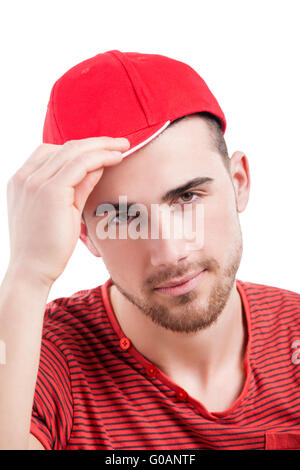 Hübscher Kerl in Baseball-Cap lächelnd in die Kamera, tragen legere Kleidung, Arme gefaltet, isoliert auf weiß.? Stockfoto