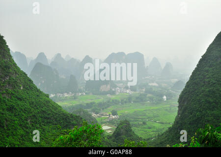 Guilin Li-Fluss Berg Karstlandschaft in Yangshuo Stockfoto