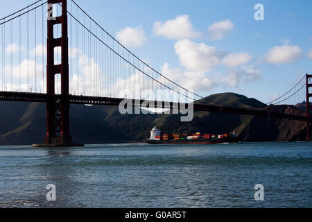 Containerschiff in San Francisco Bay unter Brücke Stockfoto