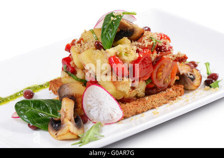 Salat aus gebackenen Auberginen und Paprika mit Pilzen gegrilltem Brot Stockfoto