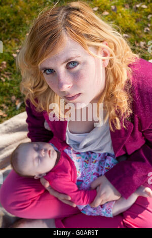 Mutter und ihr schlafendes Babymädchen von oben Stockfoto