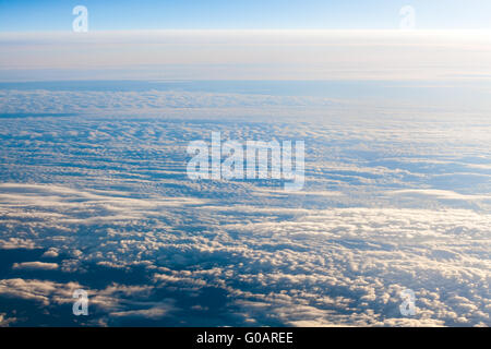 Wolken. Blick aus dem Fenster eines Flugzeugs. Himmel ein Stockfoto