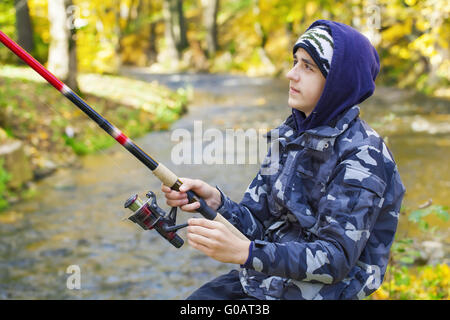 Angeln in der Nähe Fluss im Herbst junge Stockfoto