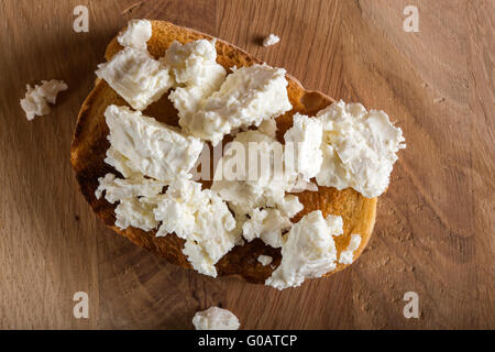 Roggen-Sandwiches oder Bruschetta mit Ricotta-Käse auf Holzbrett Stockfoto