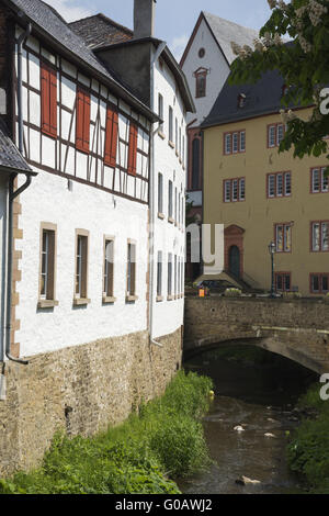 Fachwerkhäuser an der Erft in der Innenstadt Stockfoto