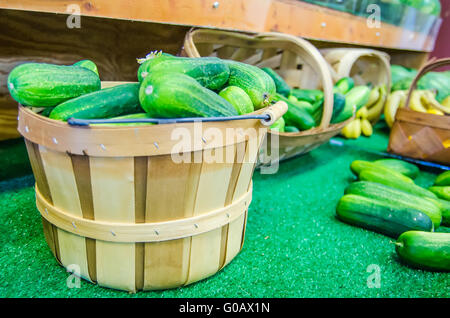 Grüne Gurken At A Street Market auf dem display Stockfoto