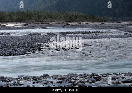 Wilde Flusslandschaft der Tiroler Lech, Österreich Stockfoto