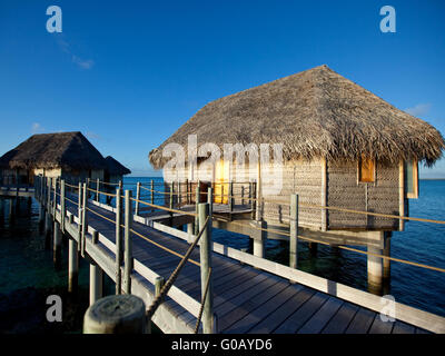 Typische polynesische Landschaft - kleine Häuser auf wate Stockfoto