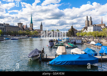 Blick auf die Altstadt von Zürich am Fluss Limmat Stockfoto