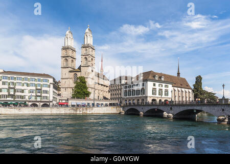 Blick auf Grossmünster Kirche in Zürich Altstadt, am Fluss Limmat, Zürich, Schweiz Stockfoto