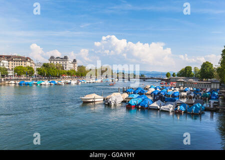 Blick auf Zürich alte Stadt, den See und die Alpen in einem sonnigen Sommer Tag, Schweiz Stockfoto