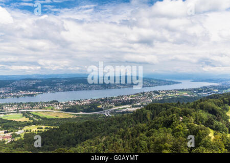 Panoramabild vom Zürichsee über Uetliberg, Zürich, Schweiz Stockfoto