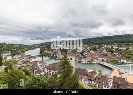 Blick von Schaffhauser Altstadt und Rhein an einem bewölkten Tag die Festung Munot, Schweiz Stockfoto