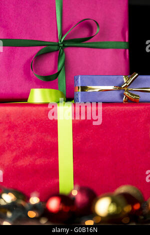 Drei verpackt Geschenke, Bowknots, Kugeln und Glitzer Stockfoto