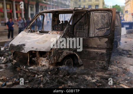 Verbranntes Auto in der Mitte der Stadt nach Unruhen Stockfoto