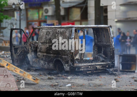 Verbranntes Auto in der Mitte der Stadt nach Unruhen Stockfoto