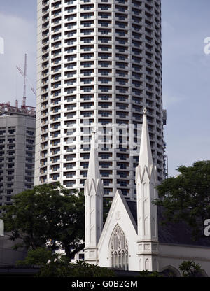 Koloniale trifft moderne Wolkenkratzer in Singapur Stockfoto