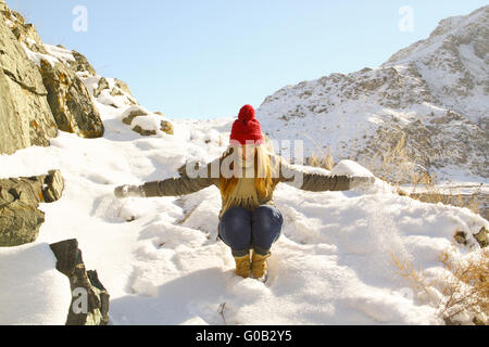 Junges Mädchen untergeht mit einem Schneeberg Stockfoto