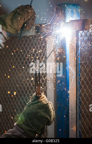 Arc Schweißgerät Arbeiter in Schutzmaske Schweißen Metall Stockfoto