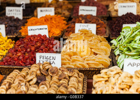 Gesundes Essen getrocknete Früchte Snack im Lebensmittelmarkt Stockfoto