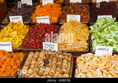 Gesundes Essen getrocknete Früchte Snack im Lebensmittelmarkt Stockfoto