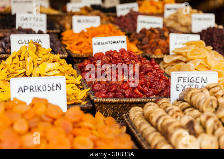 Gesundes Essen getrocknete Früchte Snack im Lebensmittelmarkt Stockfoto