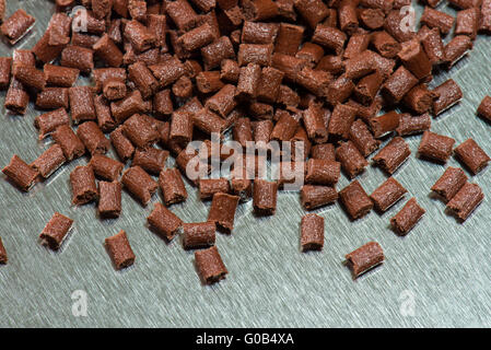 braune Polymer-Harz auf der Stahloberfläche Stockfoto