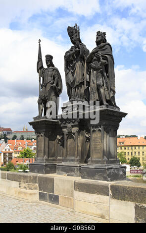 Statue des Heiligen Norbert von Xanten, Wenzel und Sigismund auf der Karlsbrücke Stockfoto