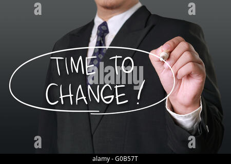 Geschäftskonzept, Bild eines Geschäftsmannes halten Marker und Write Time To Change Wörter Stockfoto