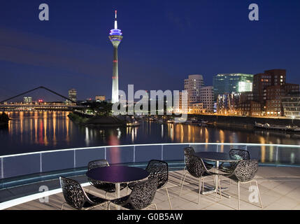 Medienhafen in der Abenddämmerung, Düsseldorf, Deutschland Stockfoto