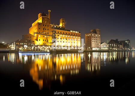 Duisburger Innenhafen in der Dämmerung, Deutschland Stockfoto