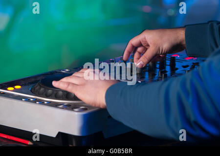 DJ mischt die Spur in der Diskothek auf einer party Stockfoto