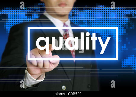 Geschäftsmann Qualität Wort auf virtuellen Bildschirm klicken Stockfoto