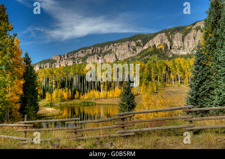 Espen in Farbe bei Rowdy See in Colorado-San-Juan-Gebirge.  Dies ist sehr nahe Silverjack Reservoir. Stockfoto