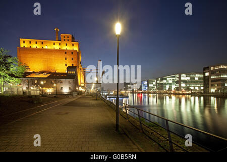 Duisburger Innenhafen in der Dämmerung, Deutschland Stockfoto