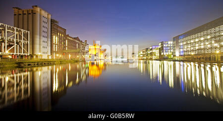 Duisburger Innenhafen in der Dämmerung, Deutschland Stockfoto